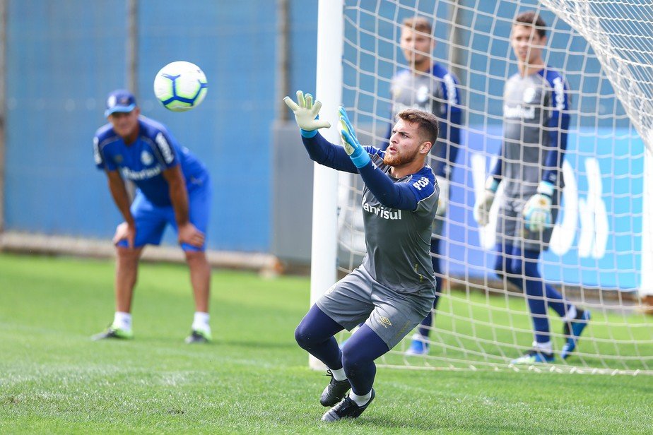Grêmio anuncia empréstimo do goleiro Phelipe Megiolaro