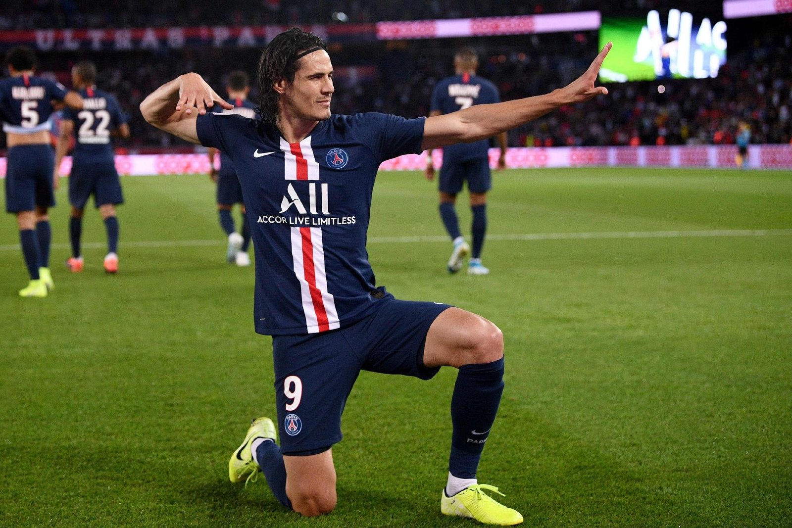Atletico de Madrid busca a contratação de Edinson Cavani