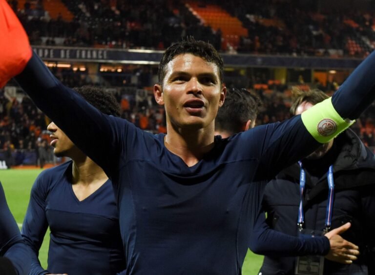 Thiago Silva negocia seu retorno ao futebol italiano