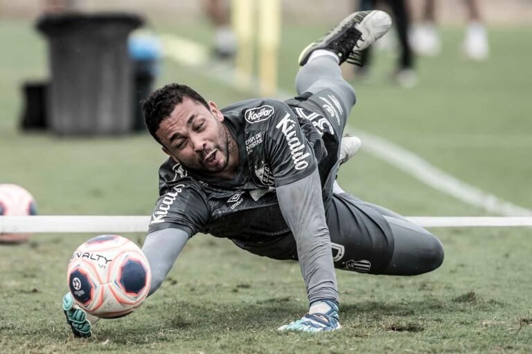 Cuca volta a ter dúvidas na meta santista