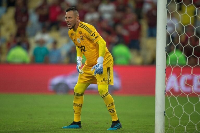 Goleiro Diego Alves, do Flamengo, testa positivo para COVID-19