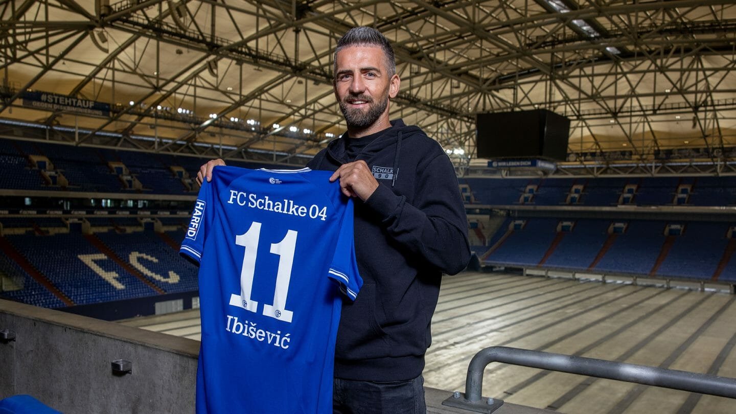 Schalke 04 contrata atacante e tenta buscar lateral no Arsenal