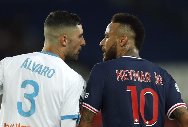 Após expulsão, Neymar acusa racismo sofrido no clássico