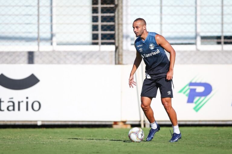 Grêmio negocia transferência de Thaciano para o Santos