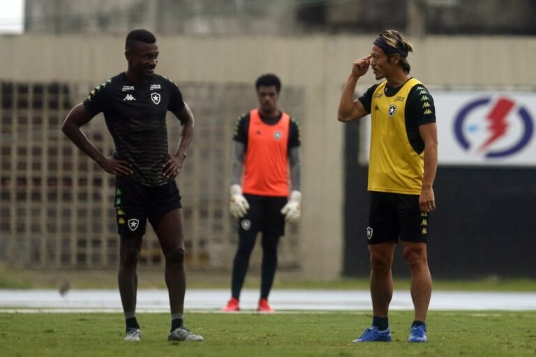 Com mudanças, Botafogo recebe o Santos pelo Brasileiro