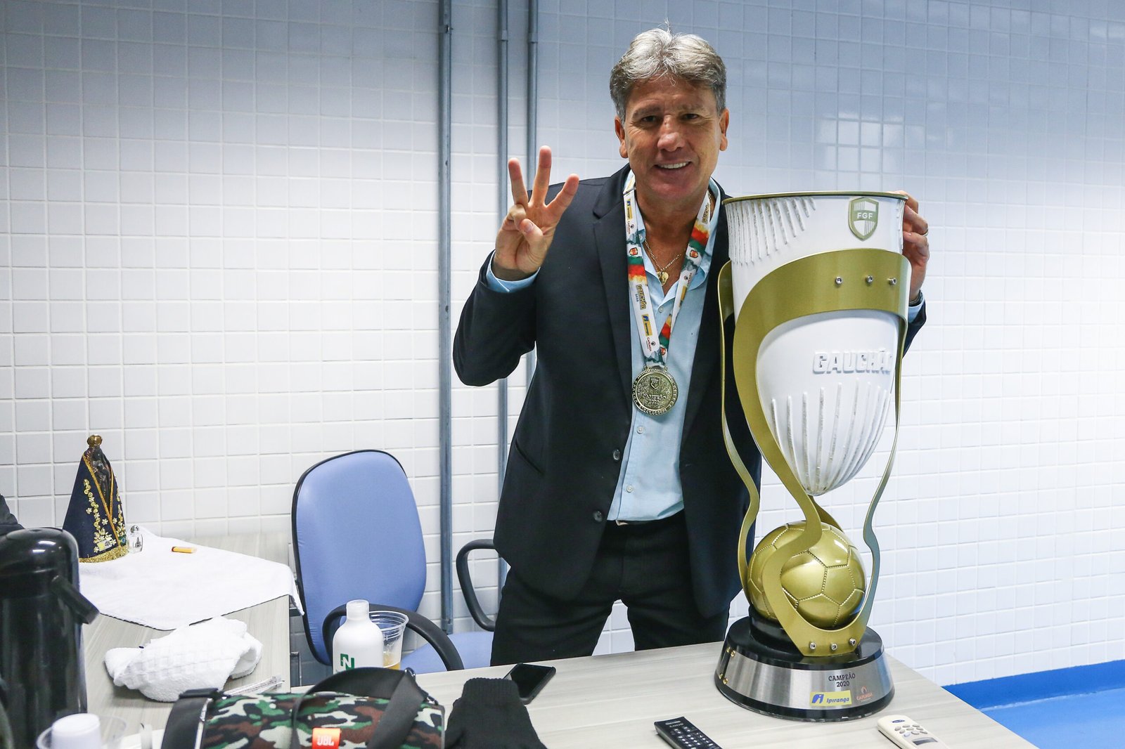 Após ser campeão, Renato Portaluppi doa sua premiação para funcionários do Grêmio