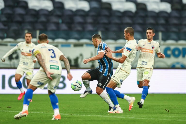 Grêmio empata e volta a preocupar