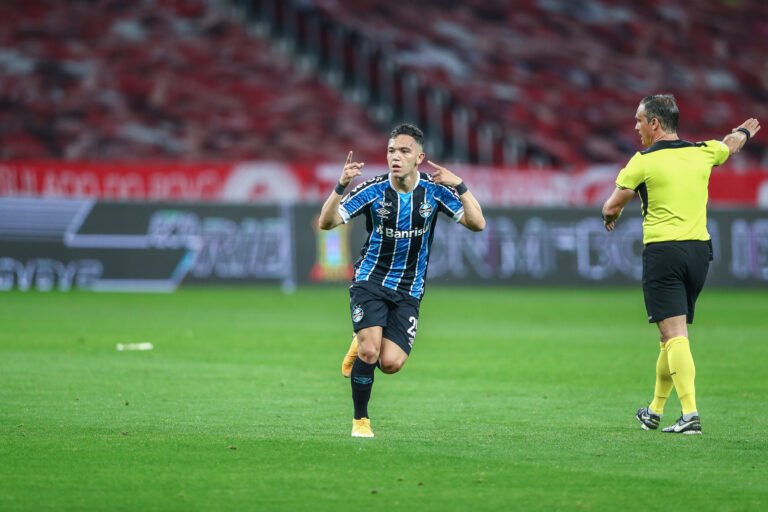 Autor do primeiro gol em Gre-Nal de Libertadores, Pepê completa 100 jogos pelo Grêmio