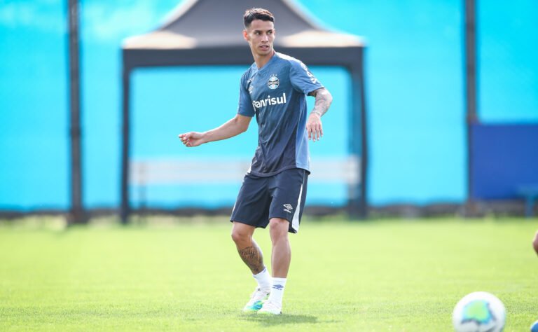 Renato pode optar por time misto contra o Atlético-MG