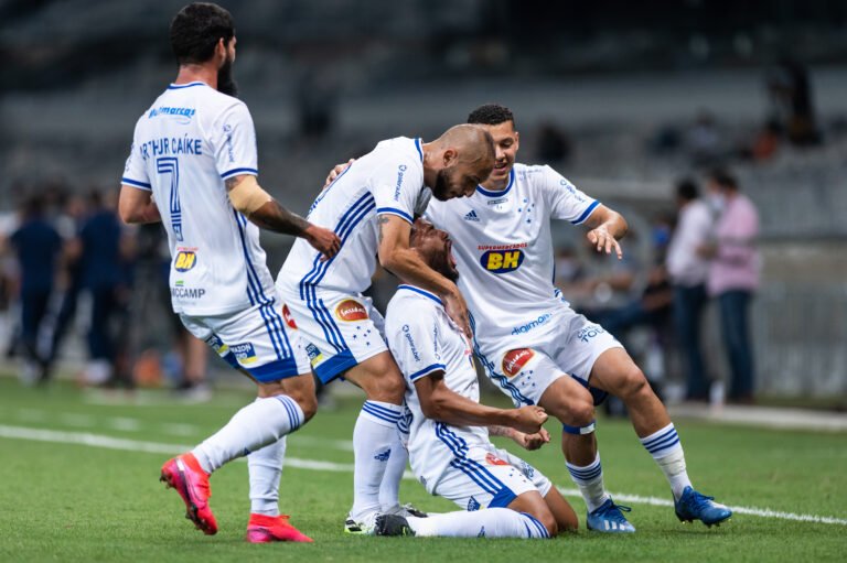 Em atuação de gala, Cruzeiro goleia Ponte e respira na Série B