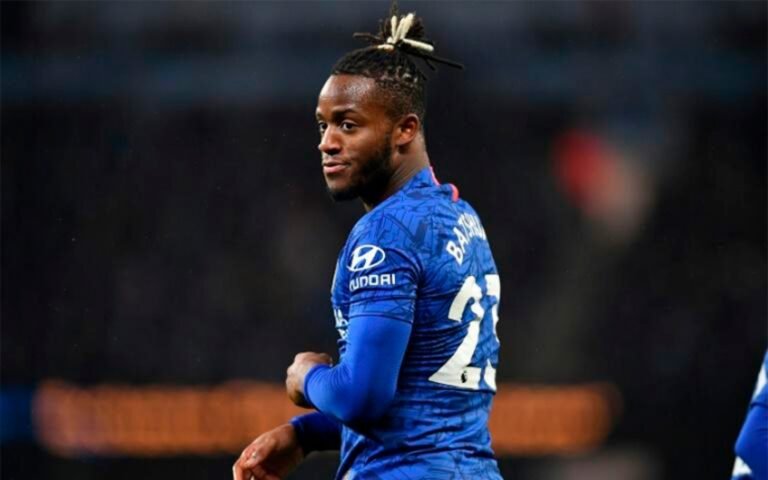 Michy Batshuayi renova com o Chelsea e deverá ser emprestado ao Crystal Palace