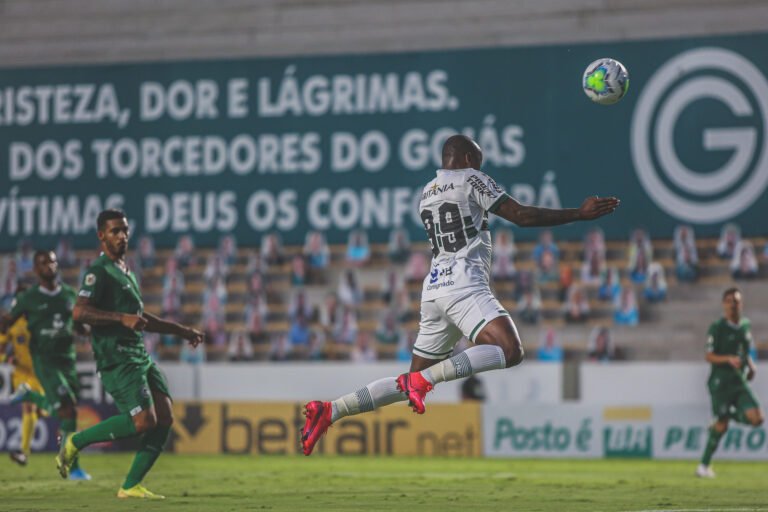 Coritiba e Goiás empatam em jogo repleto de falhas