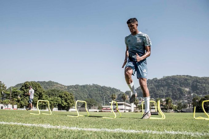 Santos renova com meio-campista até 2025