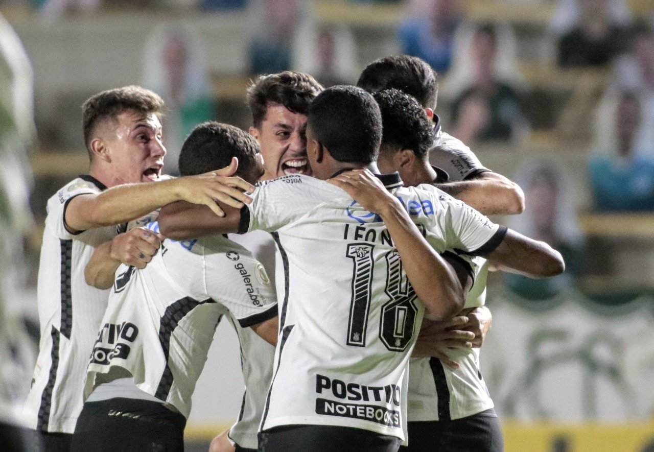 Corinthians vence Goiás com gol nos acréscimos