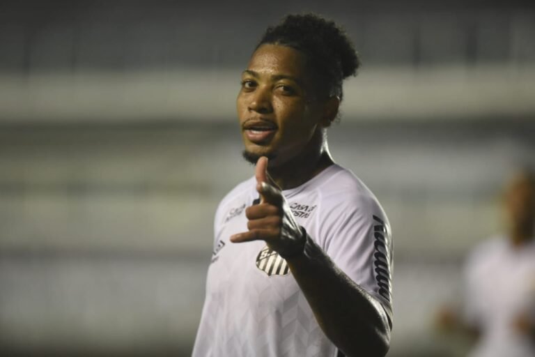 Com desfalques, Santos vence Atlético-MG por 3 a 1 na Vila Belmiro