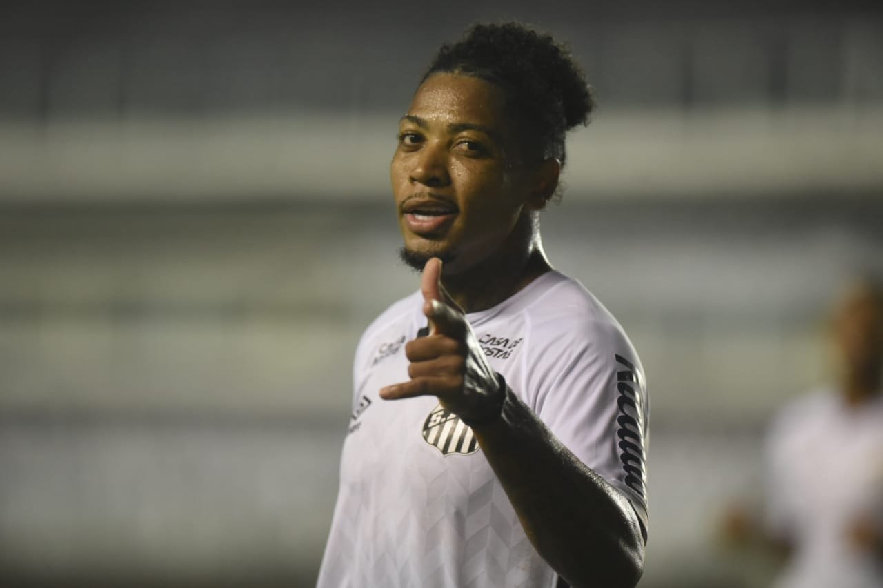 Com desfalques, Santos vence Atlético-MG por 3 a 1 na Vila Belmiro