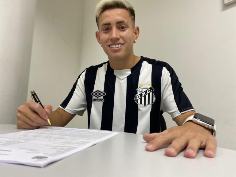 Alison Matheus assina seu primeiro contrato profissional pelo Santos