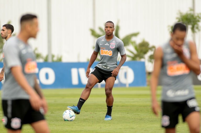 Corinthians recebe Atlético Goianiense para partida atrasada