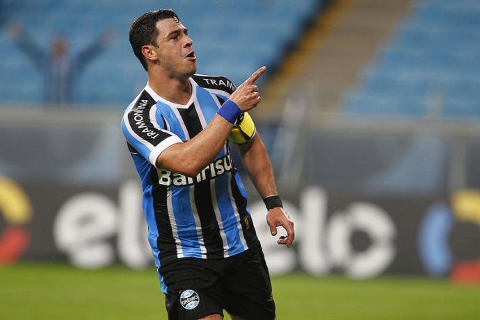 Grêmio estuda repatriar Giuliano que está livre no mercado