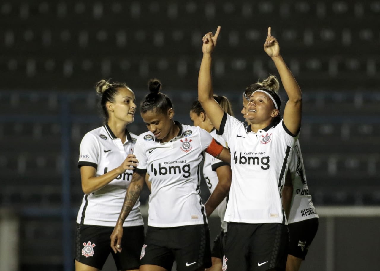 Corinthians bate o Cruzeiro na Fazendinha e encosta no líder Santos