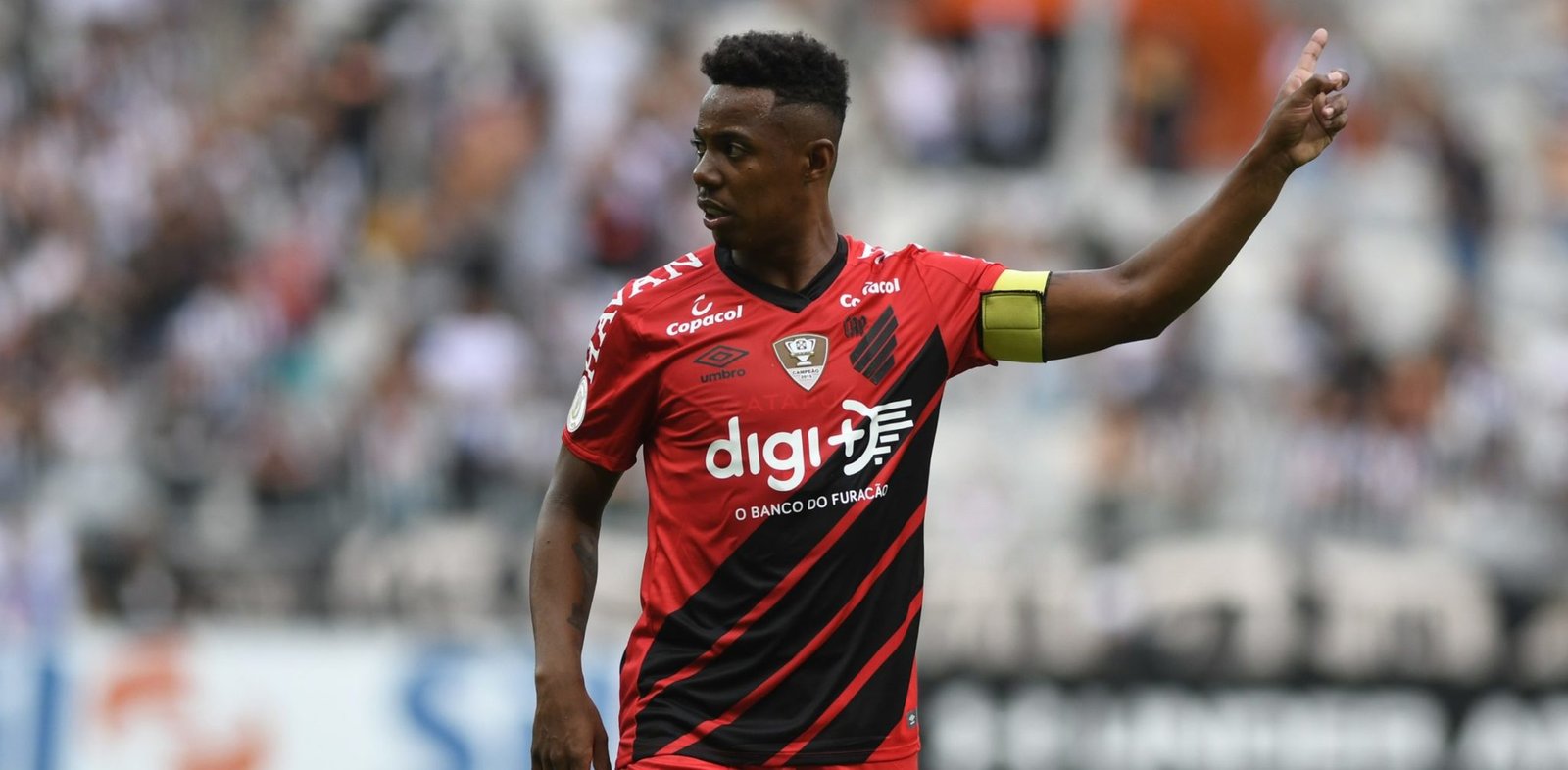 Grêmio busca troca de Thaciano por Wellington, do Athletico
