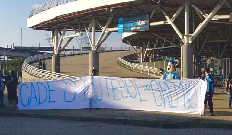 Torcida gremista protesta na frente da Arena