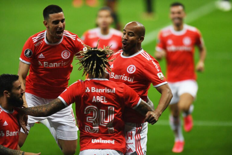 Jogadores do Internacional comemoram o gol contra o América de Cali pela Libertadores da América
