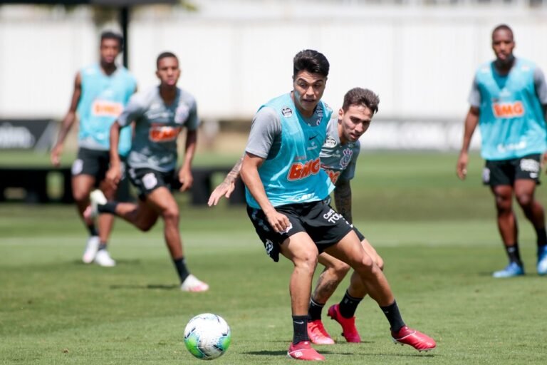 Treino tático para a defesa e Cazares intensifica parte física no Corinthians