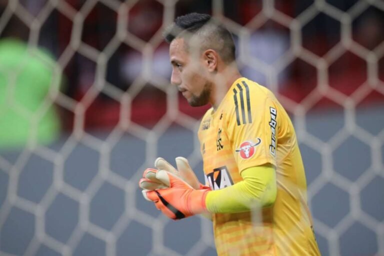 Diego Alves testa negativo para covid-19 e é reintegrado ao elenco