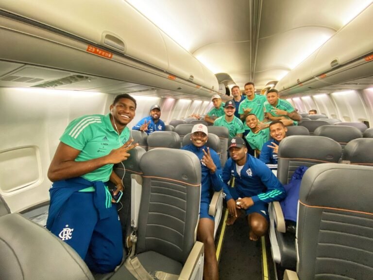 Flamengo demite funcionário que tirou foto de jogadores sem máscara