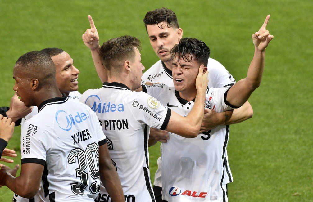 Desde 2004 no Corinthians, Roni faz seu primeiro gol pela equipe principal e se emociona