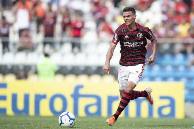 Destaque em jogo contra o Palmeiras, Richard Rios renova com o Flamengo