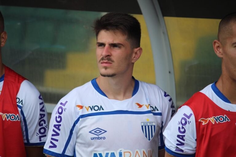 Avaí anuncia a contratação de meio-campista e a saída de vários atletas