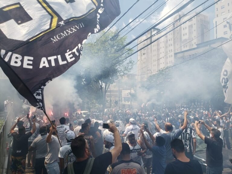 Torcida do Galo protesta contra a contratação de Thiago Neves