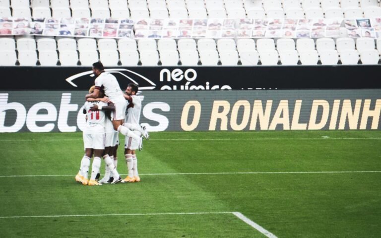 Flamengo goleia Corinthians e internet brinca com memes