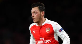 Özil rejeitou uma oferta para sair do Arsenal