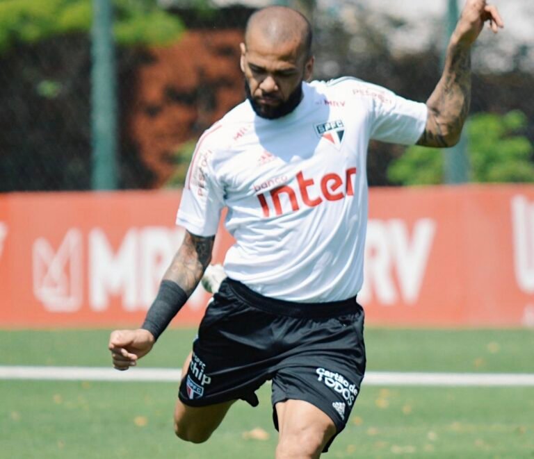 Lesão de Igor Vinicius pode trazer Daniel Alves de volta para a lateral