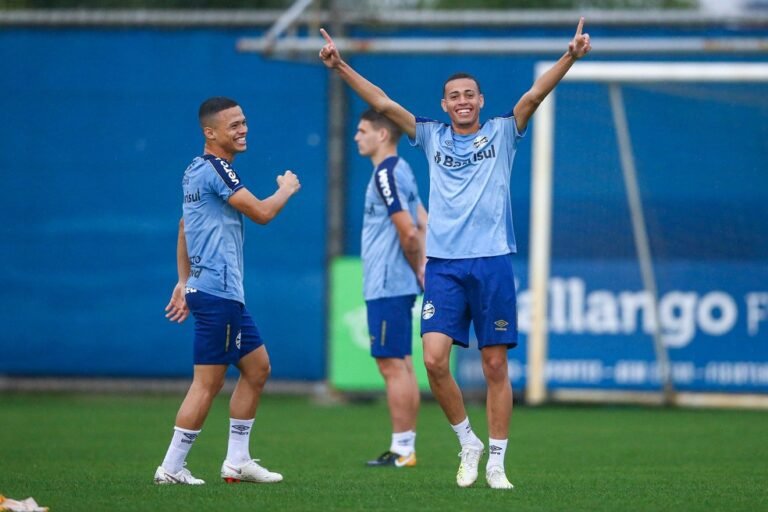 Grêmio e Vasco negociam jovem meia criado na base