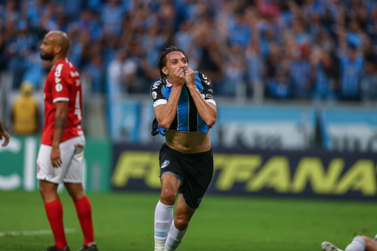 Grêmio enfrenta America de Cali em busca de confirmar primeira colocação
