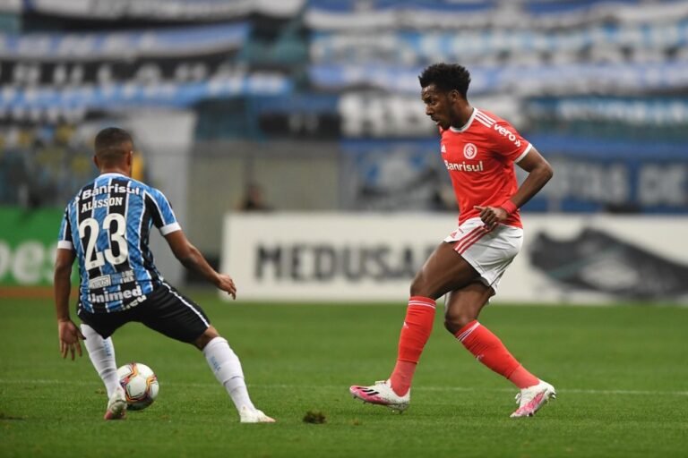 Fora do GreNal: Moisés teste positivo para COVID-19
