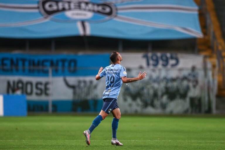 Grêmio vence o Coritiba dentro de casa