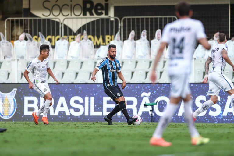 Maicon faz cobranças aos companheiros após a derrota