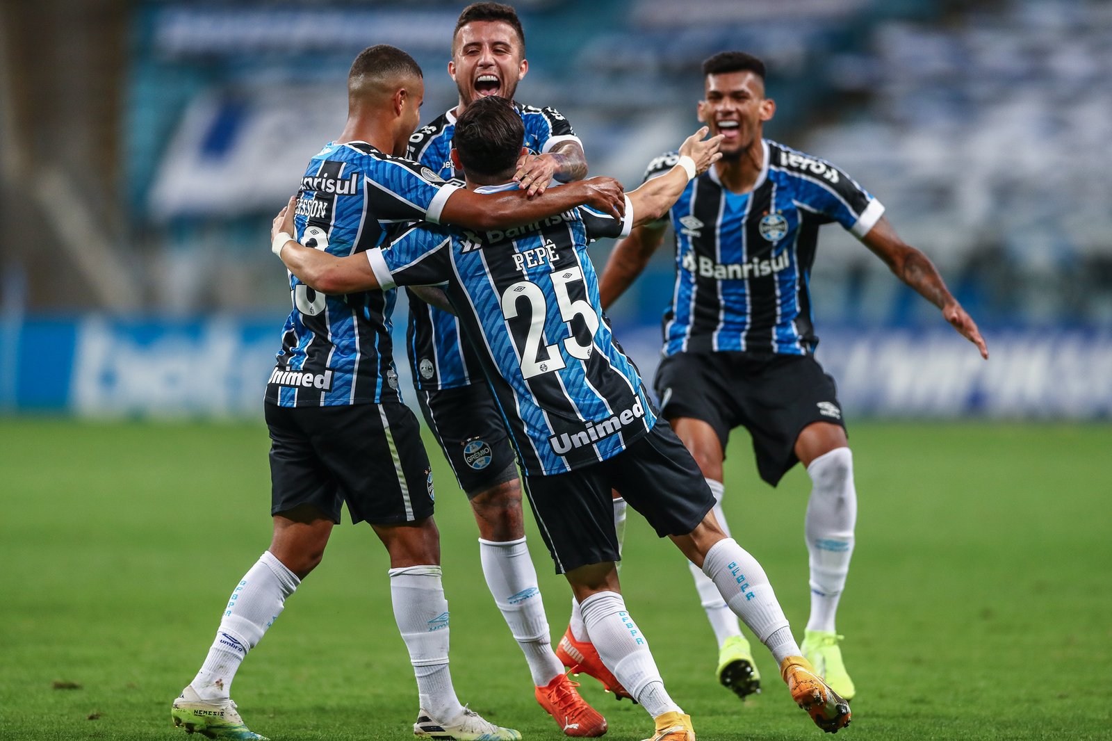 Grêmio foi superior ao Botafogo mesmo com um a menos