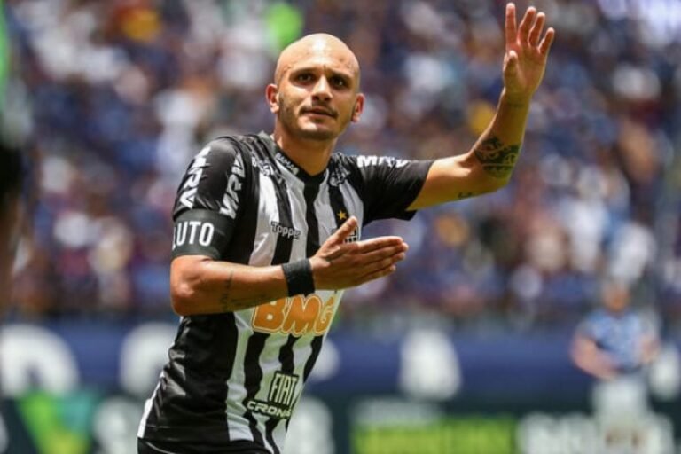 Fábio Santos acerta retorno ao Corinthians