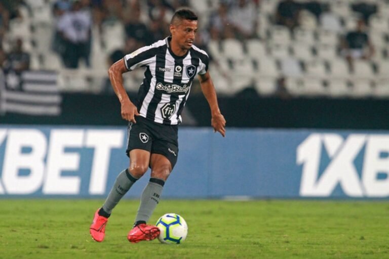Gerente do Botafogo reintegra jogadores afastados