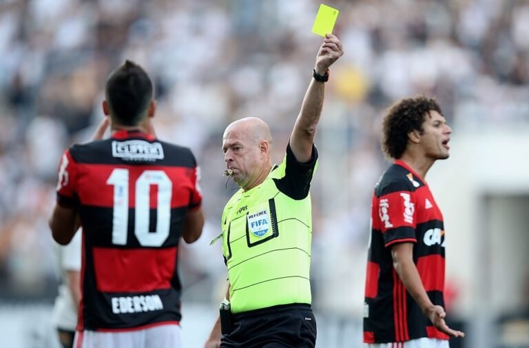 Na Justiça: Ederson cobra Flamengo por danos morais em tratamento de lesão
