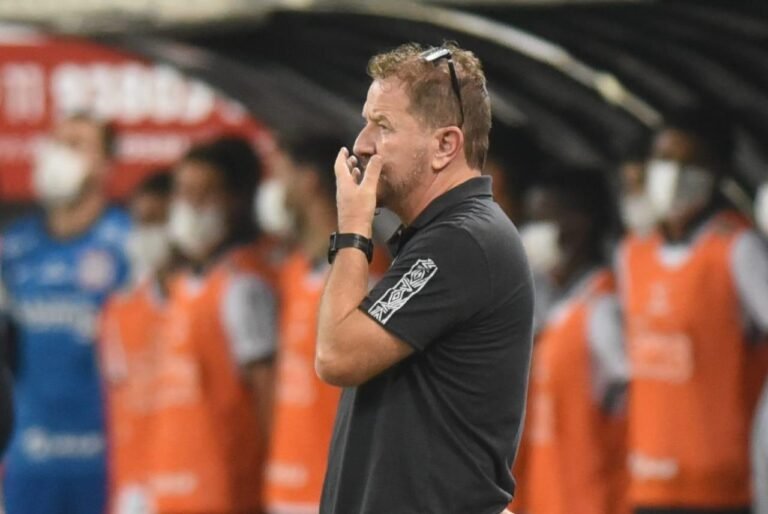Cuquinha lamenta cansaço do Santos e garante que não pediu para o time recuar: “Proposta foi vencer”
