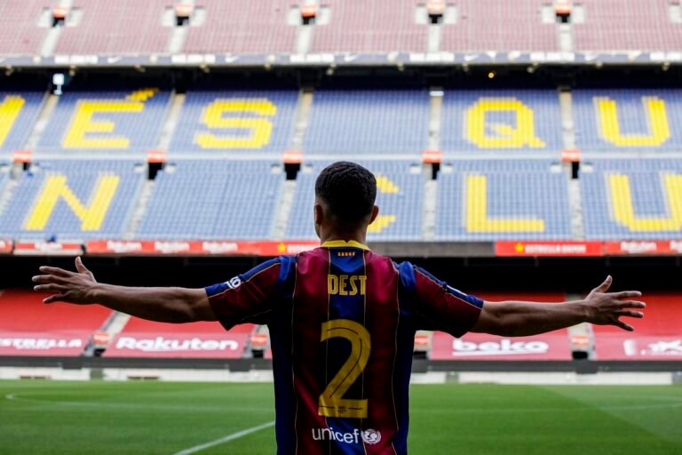 Dest fala de sonho no Barcelona e se rende a Messi: “O melhor do mundo”