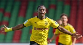 Schalke se manifesta após insultos raciais a Moukoko