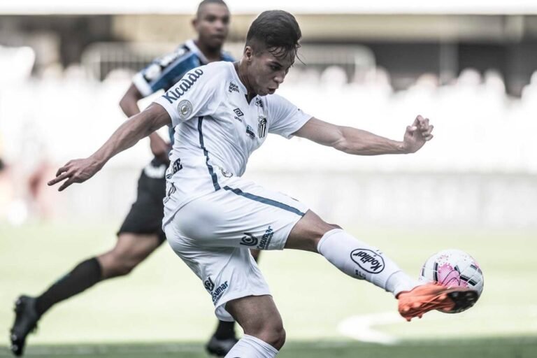 Kaio Jorge fala de sensação em vestir a camisa 9 do Santos: “Sempre sonhei”
